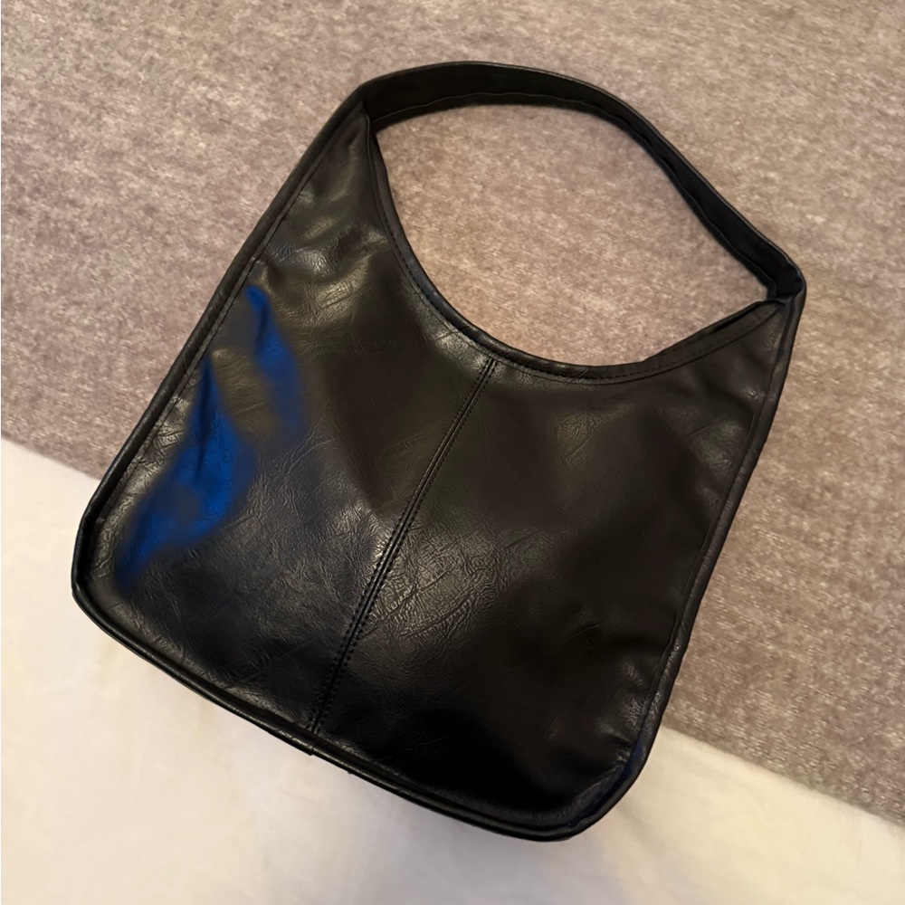 BLACK FAUX LEATHER SHOULDER BAG
